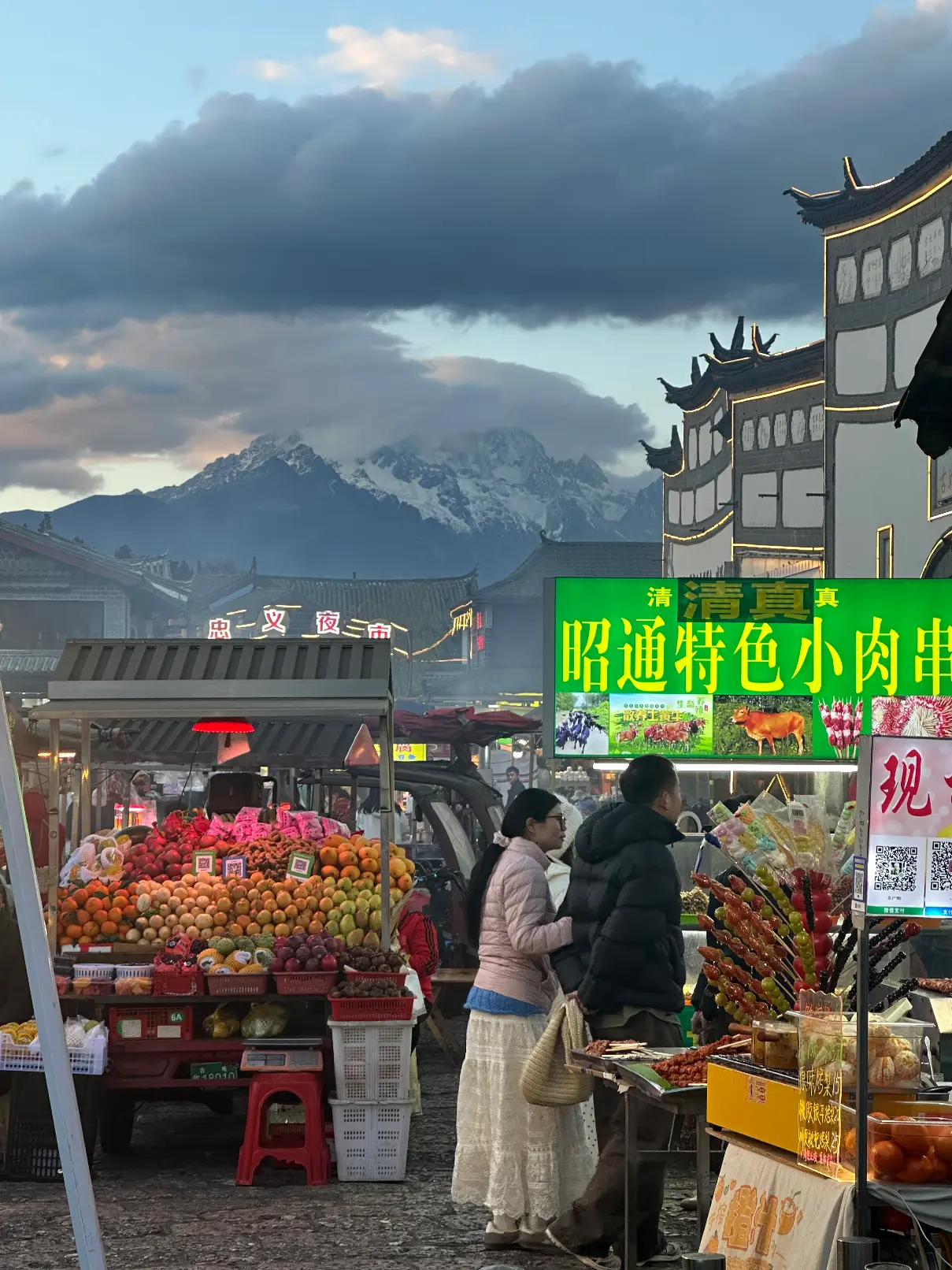 Lijiang market with mountains
