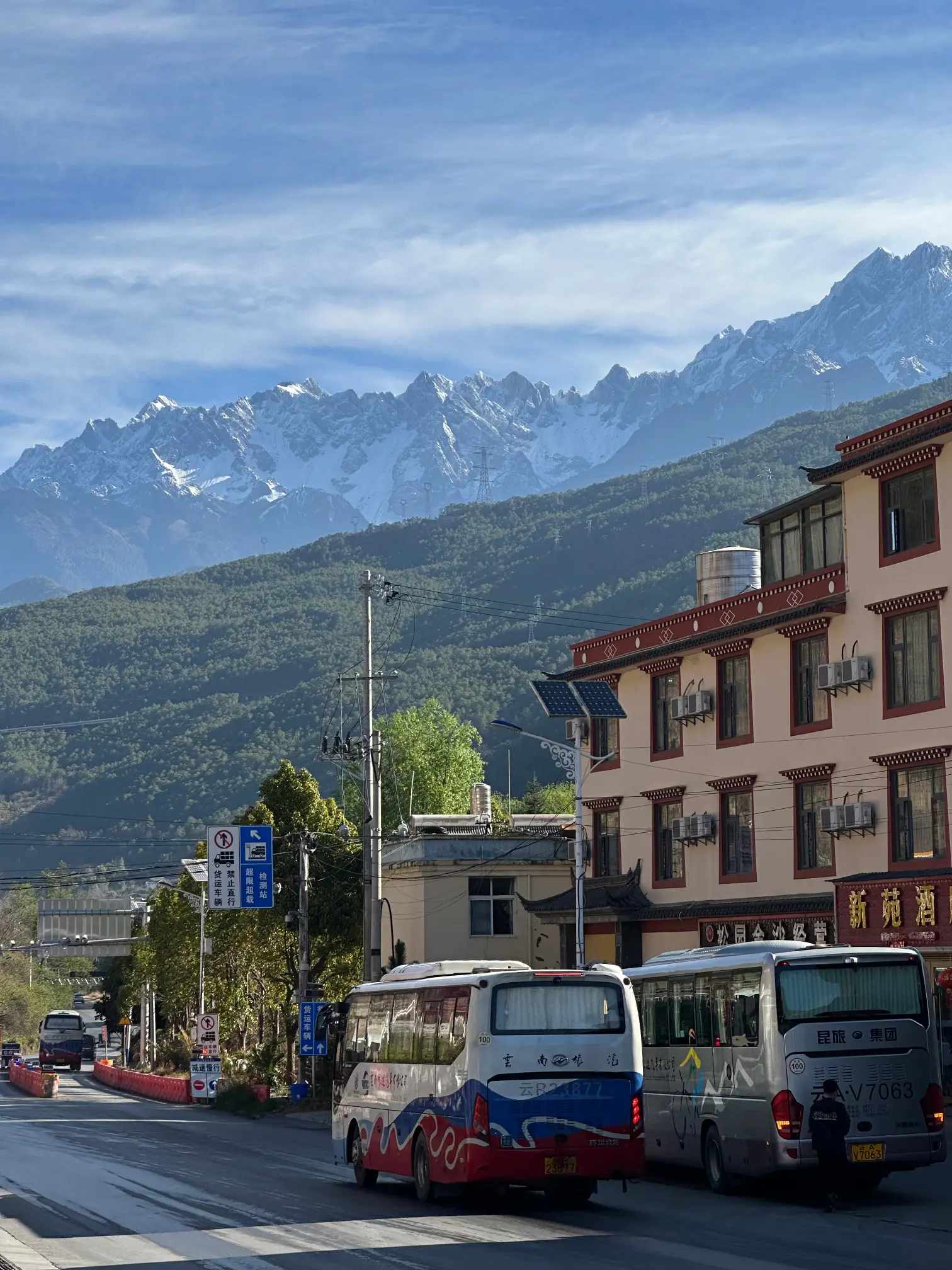 Bus before the mountains